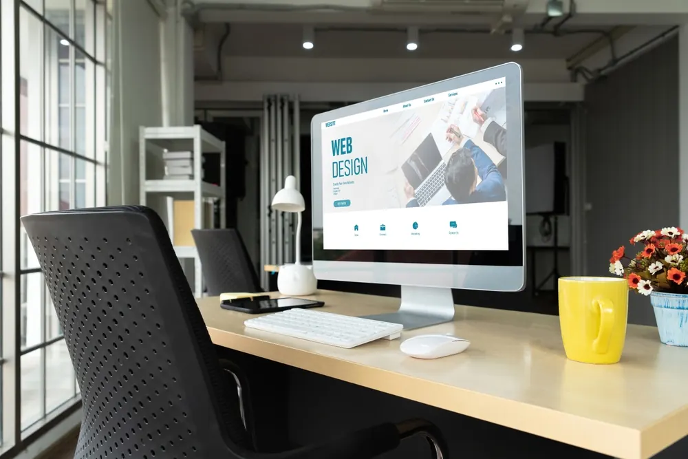 Webdesign op een groot scherm in een studio